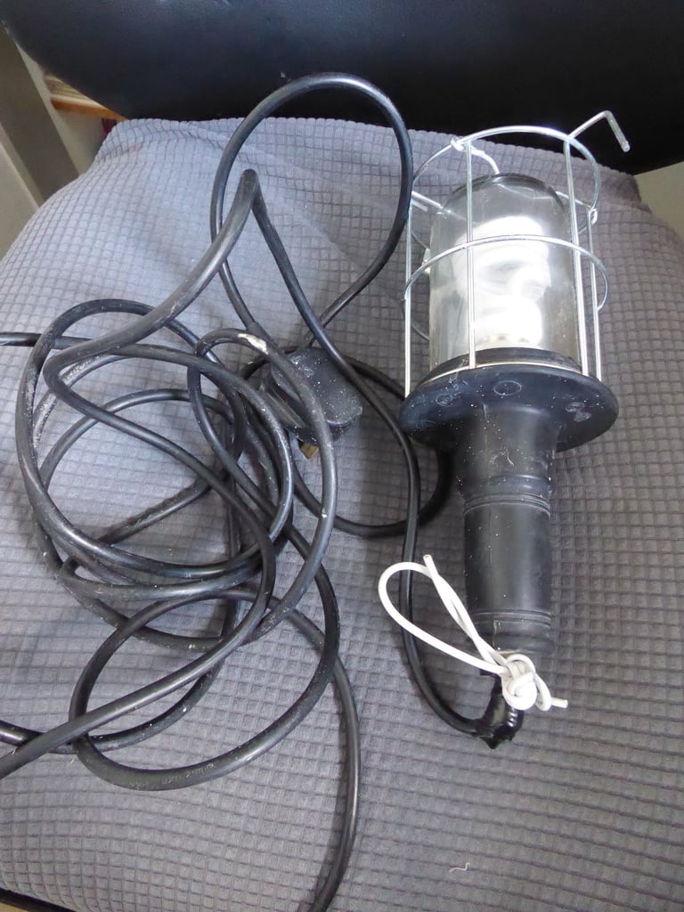Inspection lamp with 15 feet of cable and low energy lightbulb