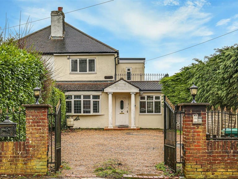 image for Newly Decorated 3 Bed Spacious House to Let on Main Roan , Biggin Hill TN16 2HP 