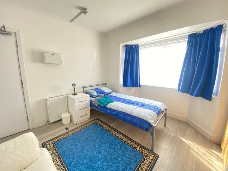 ⭐ Modern Room 🏡 | Affordable | Move in Quick ⚡