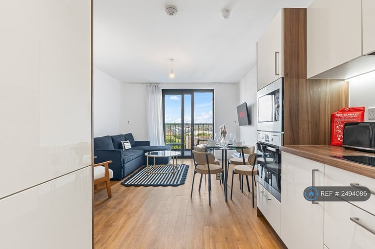1 bedroom flat in Kingfisher Heights, London, E16 (1 bed) (#2494086)