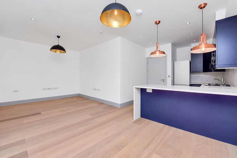 Premium Quality 2 DBed Flat 2 Bath Open Plan Juliet Balcony Shared Garden VeryNearTubeBusShops