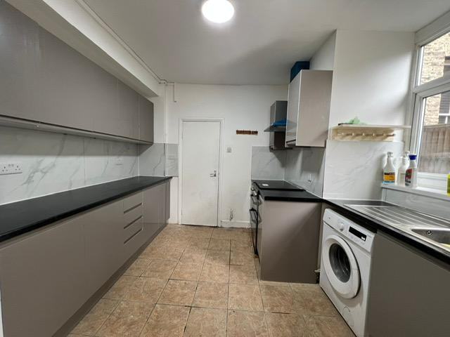 TO LET • 4-Bed House - Frith Road - Leytonstone -  E11 4EY