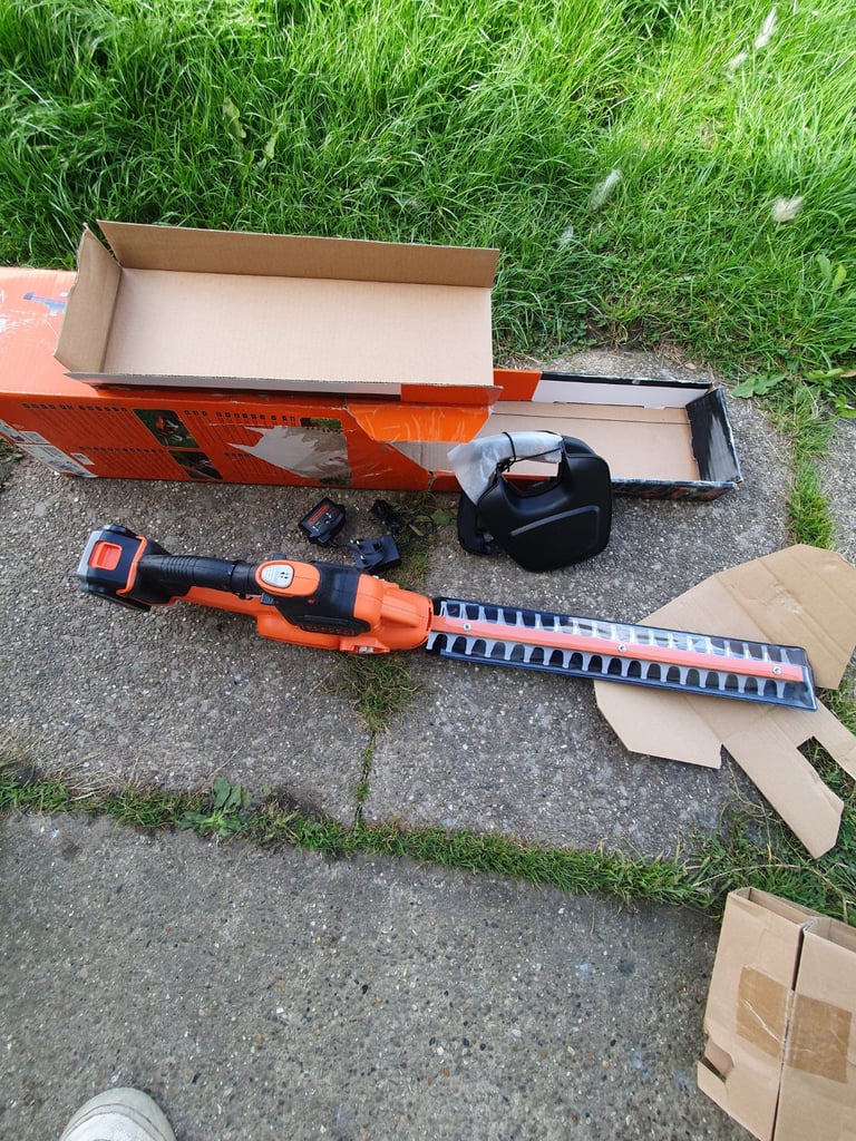 BLACK+DECKER Hedge Trimmer, 18V Lithium Ion Battery, 45cm blade 