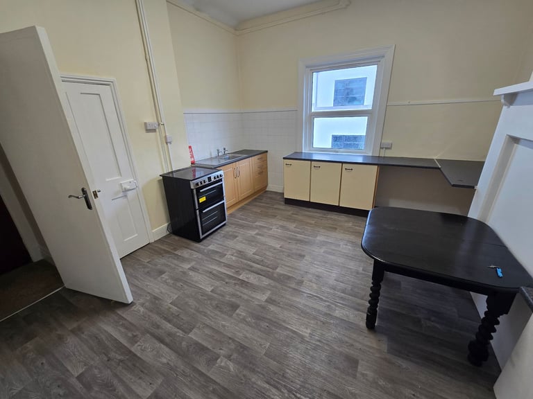 Spacious one bedroom flat top floor flat in Old Christchurch near Lansdowne
