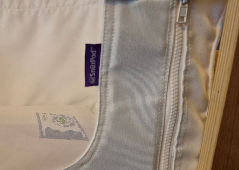 Snuzpod for baby (used) with blankets