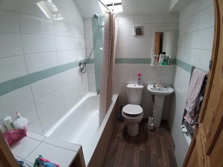Double room in all female house in Roath. All bills included