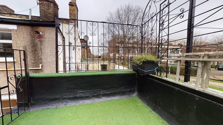 6 bedroom house in Senrab Street, London, E1