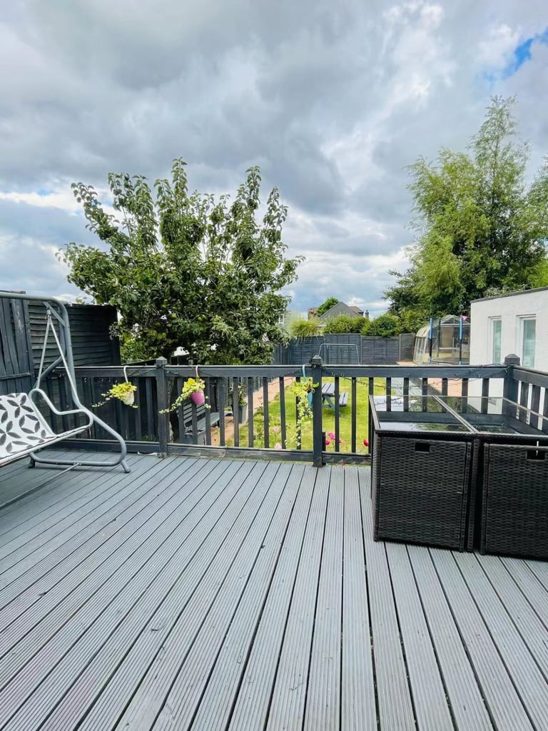 Spacious 5-Bedroom Bungalow – Just 5 Minutes’ Walk to Barnet Tube Station