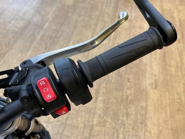 2025 Triumph Bonneville Speed Twin 1200 STANDARD COLOUR Petrol silver 6 Speed