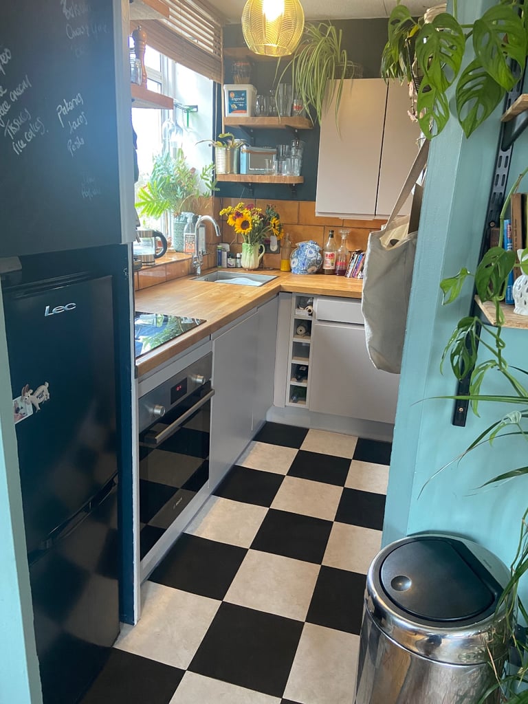 image for All bills included! Lovely little flat a mile from the station.