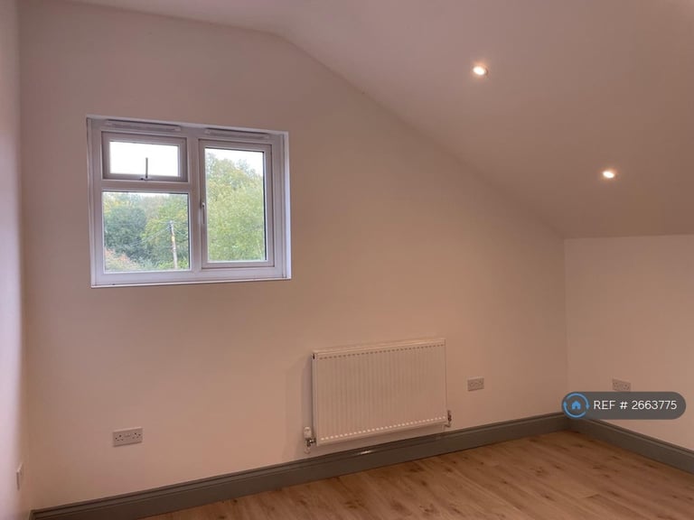 2 bedroom flat in Clay Hill, Beenham, Reading, RG7 (2 bed) (#2663775)