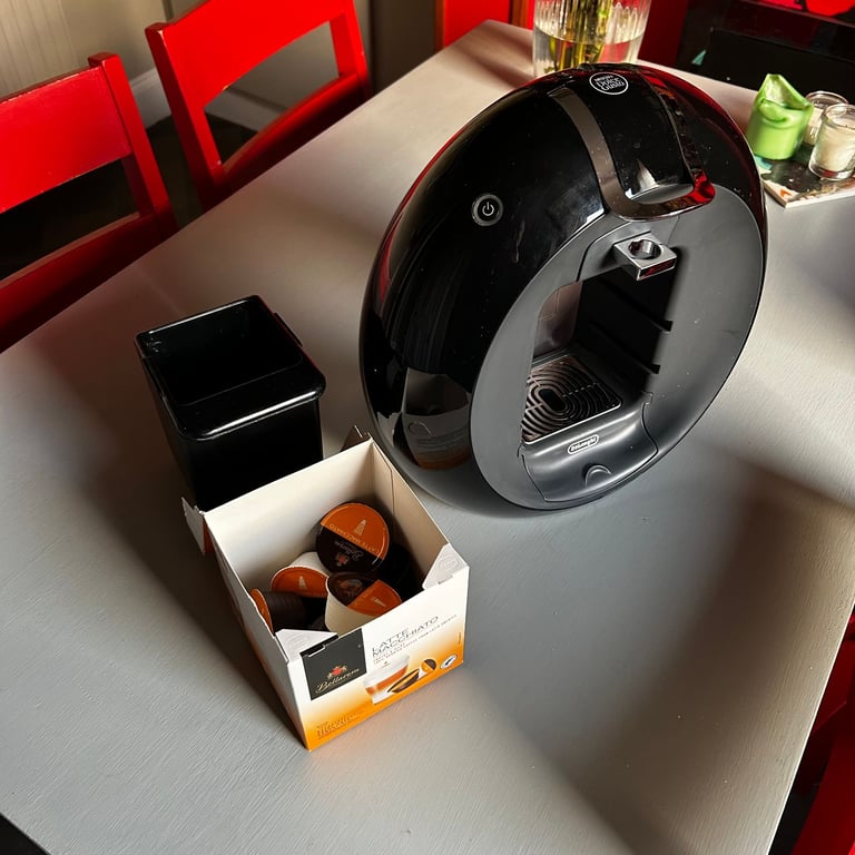 Delonghi / Nescafe Dolce Gusto Coffee Maker with 30+ Pods - perfect condition, rarely used