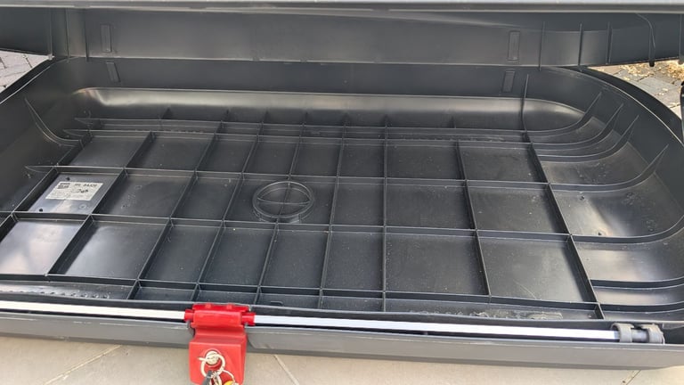 Artplast 320L Roof Box with EXODUS AERO BARS A108 and Foot pack fp3