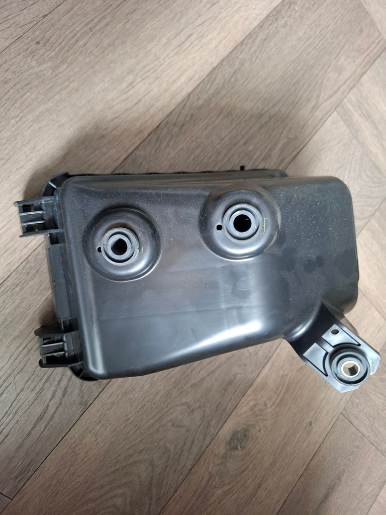 1500A284 Bottom Air Filter Box for Mitsubishi models. 
