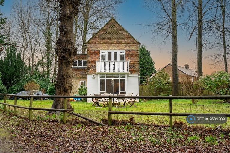 3 bedroom house in Castle Street, Bletchingley, Redhill, RH1 (3 bed) (#2639209)
