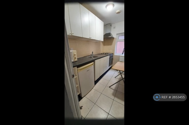 3 bedroom flat in Ealing Broadway, London, W5 (3 bed) (#2653455)