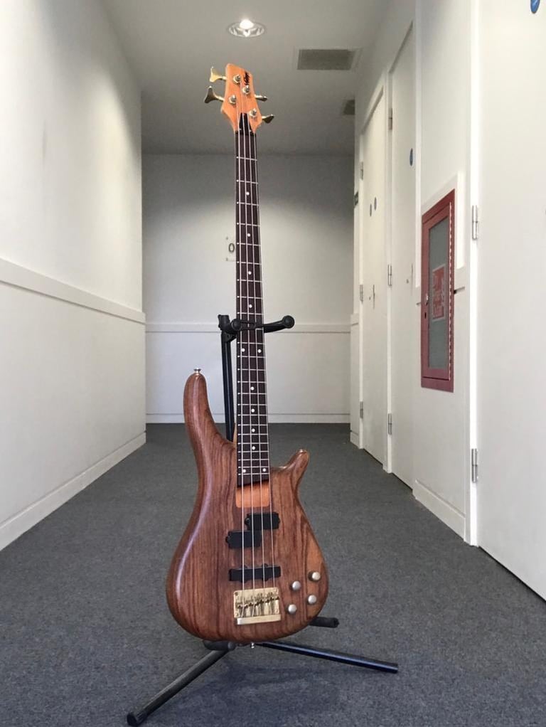 Excellent condition Vintage V940B bass guitar