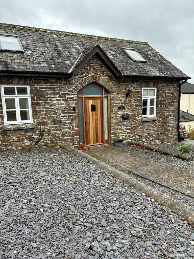 Two bedrooms detached converted stable to let 