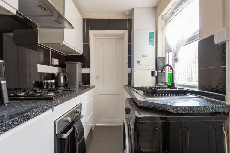 🏡 Spacious 4-Bed House for Rent – CR7 7EP