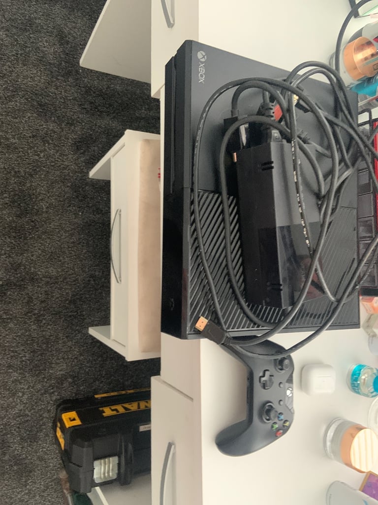image for Xbox one good condition wires and control