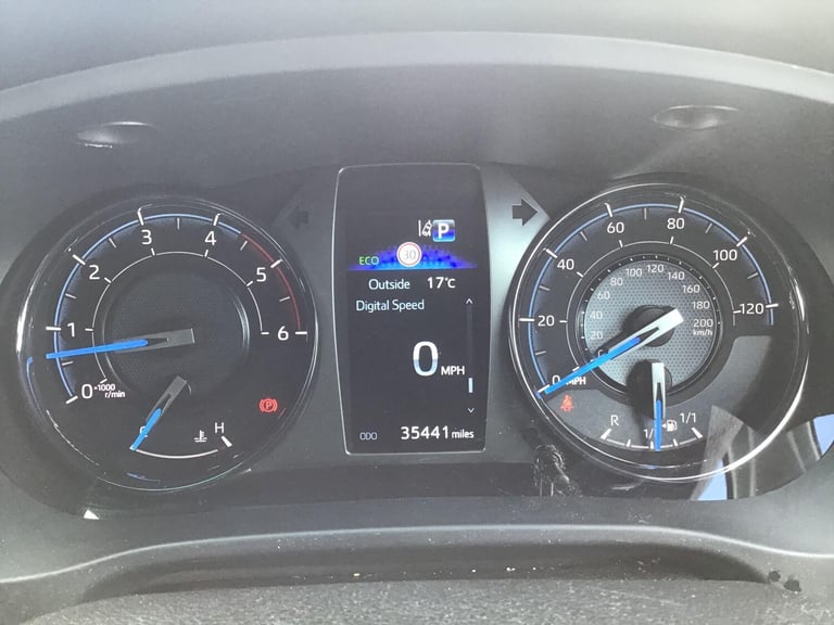 2024 Toyota Hilux 2.8 D-4D Invincible X Pickup Double Cab 4dr Diesel Auto 4WD Euro 6 (s/s) (2 PIC...