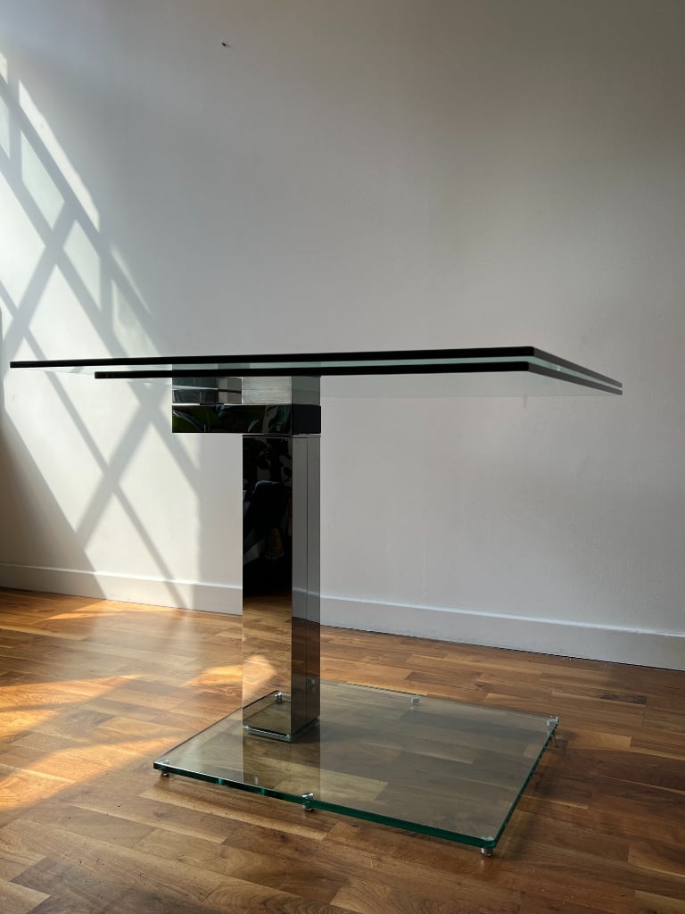 Expandable glass dining table in very good condition.