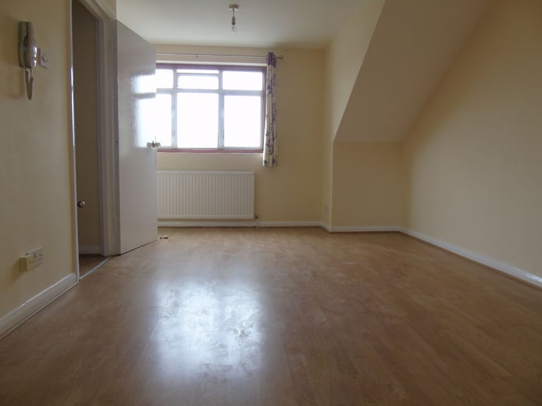 Refurbished 3 double bedroom Property located 2 minutes walk to station 