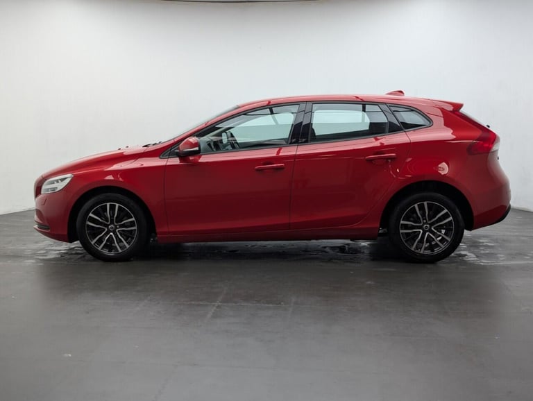2017 Volvo V40 2.0 T2 Momentum Nav Plus Hatchback 5dr Petrol Manual Euro 6 (s/s) (122 ps)  HATCHB...