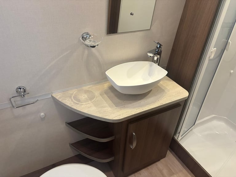 2019 VENUS 570-4, LIGHT WEIGHT FIXED BED, ONE OWNER, MOVER, ............NOW SOLD