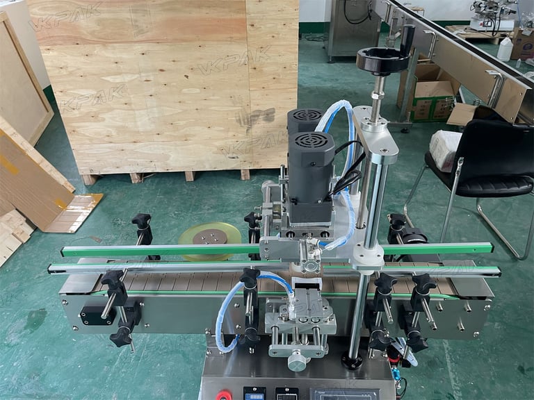 Automatic Tabletop Spray Cap Screw Capping Sealing Machine for Plastic Pet Glass Bottle