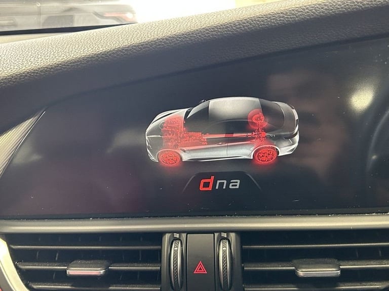 2018 Alfa Romeo Giulia 2.0T Veloce Saloon 4dr Petrol Auto Euro 6 (s/s) (280 ps) Saloon Petrol Aut...