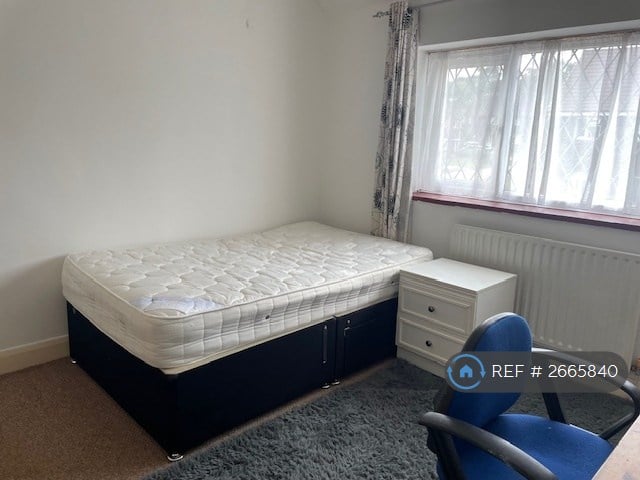 6 bedroom house in Maytree Close, Guildford, GU1 (6 bed) (#2665840)