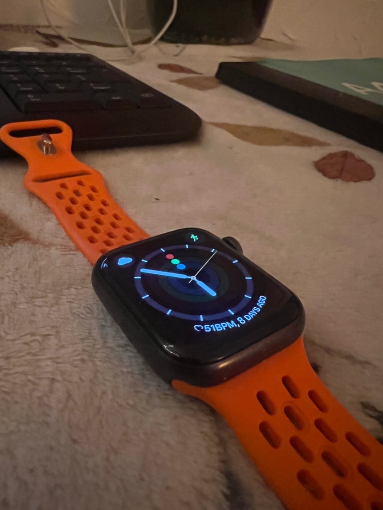 Apple SE smartwatch- Orginal box and 2 straps included