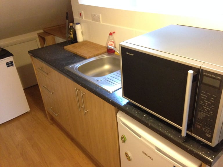 Includes Bills In Family House 2 DRooms To Let 2 Share Shower Kitchen Near Tube Bus Shops Parknt