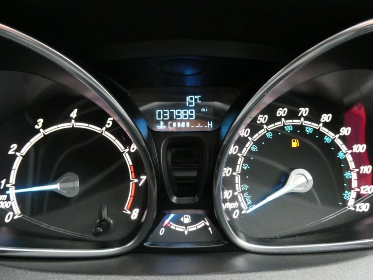 1.25 82 Zetec 5dr *YES GEN 37K!! +9 SERVICES +BT +PARK SENSORS +AUX*