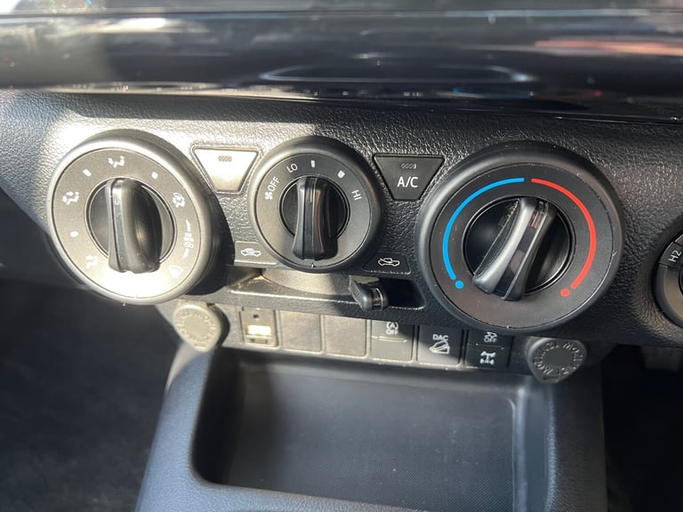 TOYOTA HILUX 2.4 D-4D 150PS ICON MANUAL 4X4 UTILITY PICKUP 21 REG 19,400 MILES