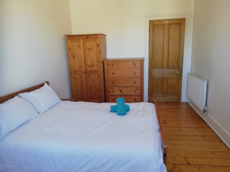 Holiday/Festival Lets in Edinburgh City Centre. Double Bedroom with King-Size Bed