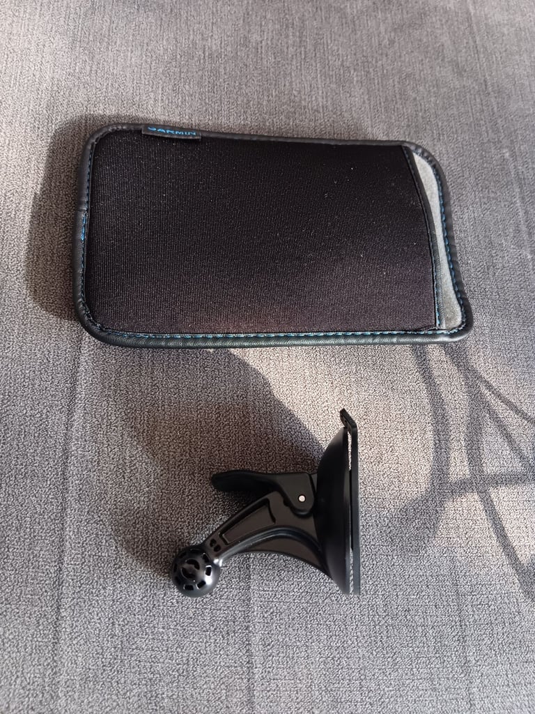 Garmin Nuvi 56 Sat Nav, charger, stand, in car charger and case