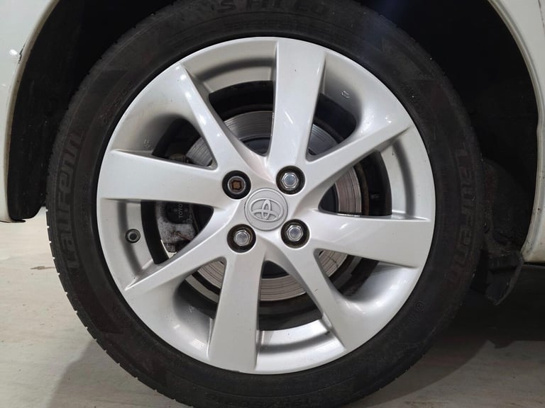 2015 Toyota Yaris 1.5 VVT-h Sport E-CVT Euro 6 5dr HATCHBACK Petrol/Electric Hybrid Automatic