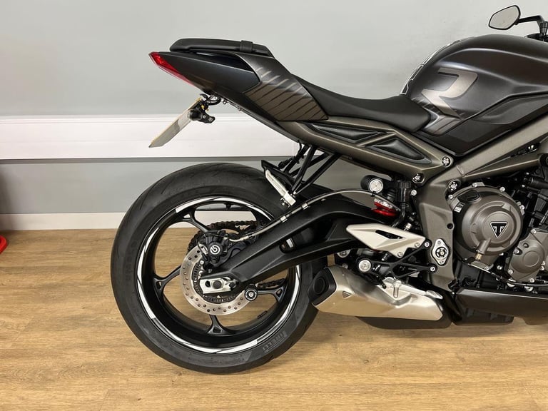 2022 Triumph Street Triple 765 R LOW STANDARD COLOUR Petrol black Manual