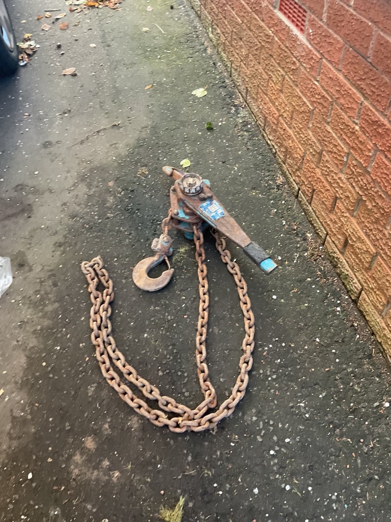image for Block n tackle chain lifts 2/3 ton