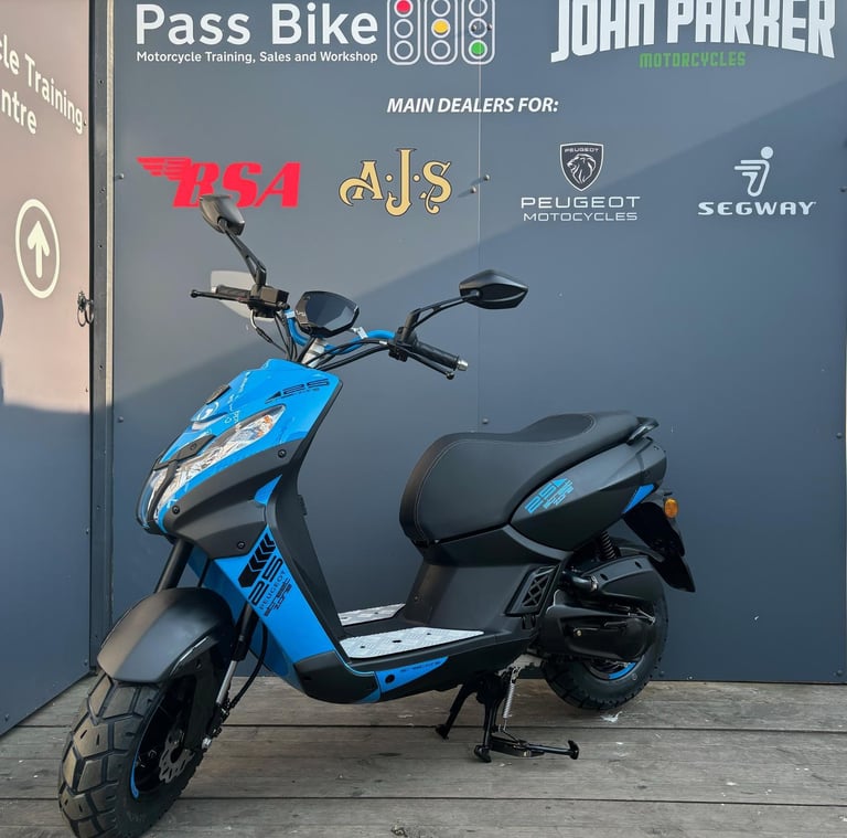 Peugeot Kisbee Streetzone 50cc Automatic Twist and Go Scooter