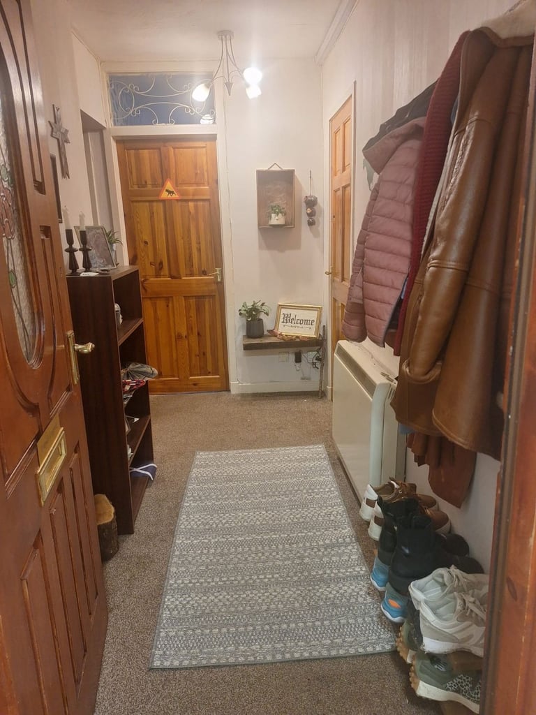 Lovely 2 bedroom with balcony near QUEH