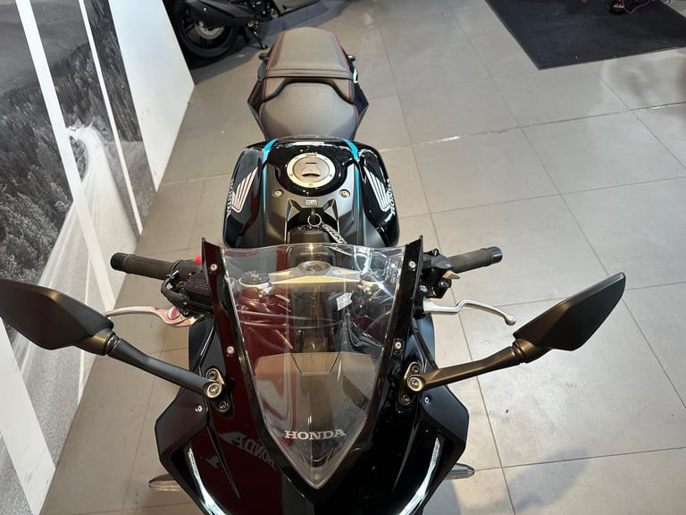 Honda CBR 650 R 2023 with only 988 miles 
