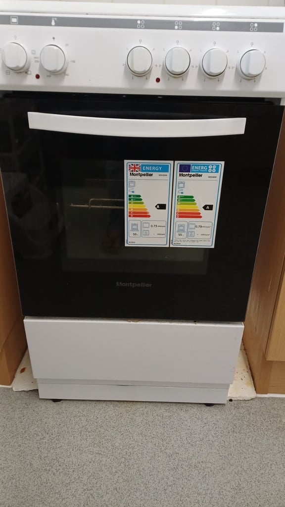 Electric cooker white almost new 