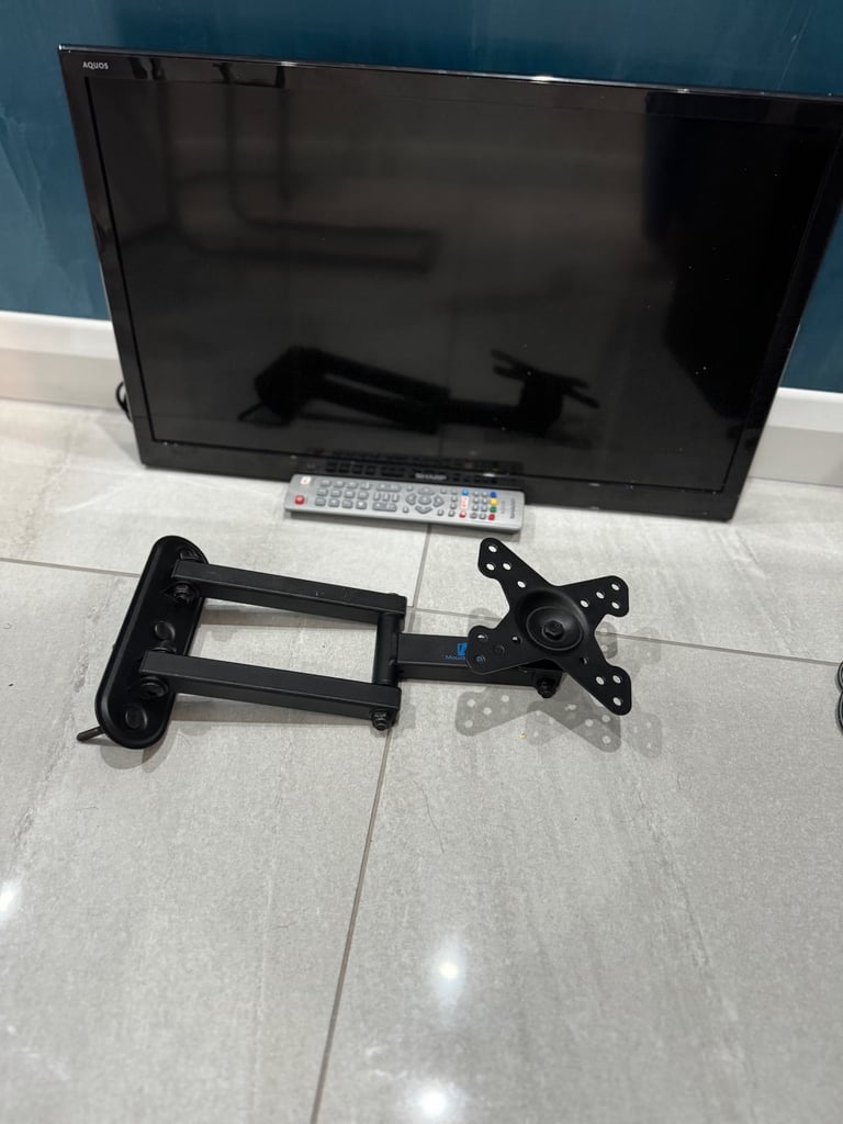 £50 Sharp 24in smart LCD/DVD combi