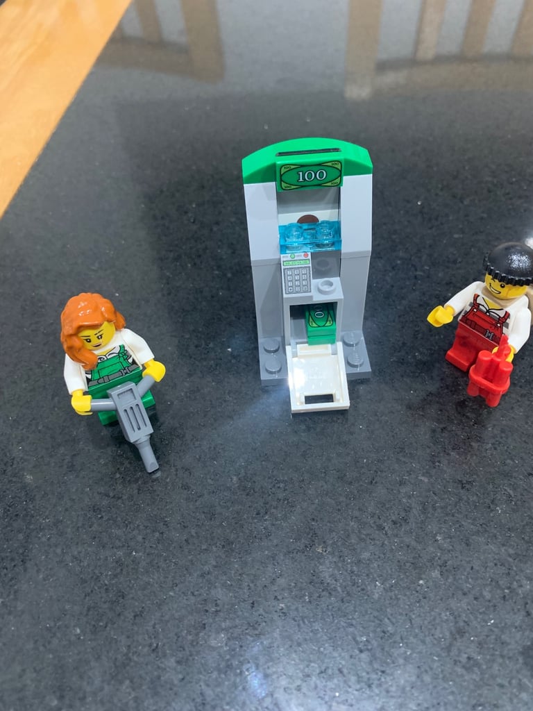 Lego City 60136 Starter Set includes 4 Lego Mini Figures