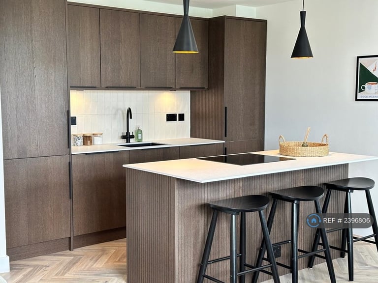 1 bedroom flat in St. Paul's Court, London, SW4 (1 bed) (#2396806)