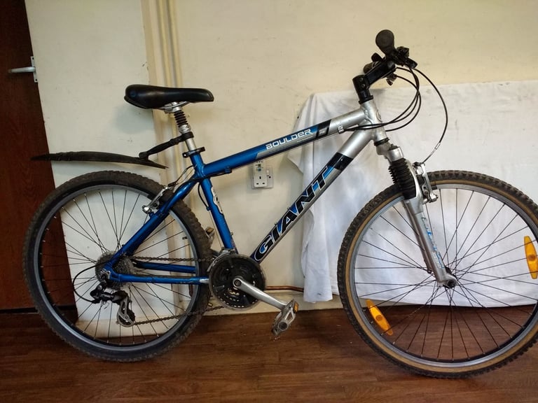 GIANT BOULDER MOUNTAIN BIKE – excellent condition and fully working