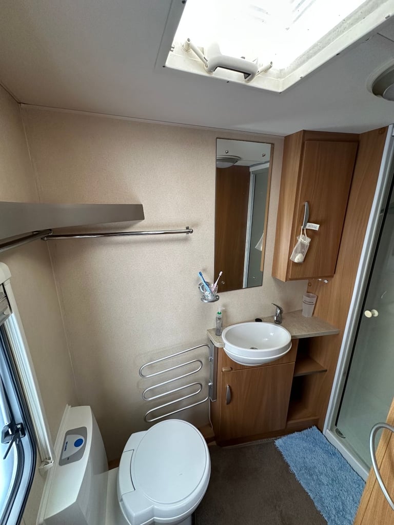 Swift Coastline Classic 550, 2010 4 Berth End Washroom.